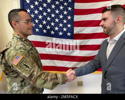 LTC Faustino Rodriguez, Executive Officer des US Army 1. Medical Recruiting Battalion, gratuliert Pennsylvania Ureinwohner Zweiter Lieutenant Tanner A. Ambrose, nachdem er in das Army Medical Corps aufgenommen wurde. Ambrose ist als nuklearmedizinischer Offizier, ein hoch spezialisiertes Konzentrationsgebiet mit der Mission, Soldaten und Familien vor chemischen, biologischen, radiologischen und nuklearen Bedrohungen zu schützen und zu verteidigen. Ambrose wird bald zum Kurs der Grundoffiziere auf der Joint Base San Antonio, TX, abreisen. Stockfoto