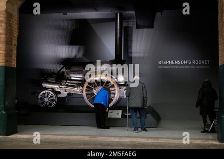 Stephenson's Rocket, die originale und weltweit erste moderne Dampflokomotive, die im National Railway Museum in York, England, ausgestellt wird. Stockfoto