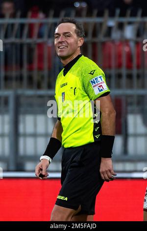 Monza, Italien. 28. Dezember 2022. Schiedsrichter Luca Pairetto in Aktion während des Freundschaftsspiels zwischen AC Monza und dem Turin FC im U-Power Stadium. (Endstand; AC Monza 1:4 Turin FC) (Foto: Mairo Cinquetti/SOPA Images/Sipa USA) Guthaben: SIPA USA/Alamy Live News Stockfoto