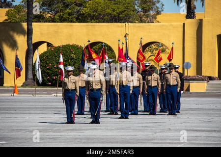 Die neuen Marines und Mitarbeiter des Unternehmens nehmen an der Abschlussfeier für Echo Company, 2. Recruit Training Battalion, im Marine Corps Recruit Depot San Diego am 11. März 2022 Teil. Die Abschlussfeier fand nach Abschluss der 13-wöchigen Transformation statt, die Schulungen für Übung, Scharfschützen, grundlegende Kampffähigkeiten sowie Bräuche und Traditionen des Marines Corps umfasste. Stockfoto