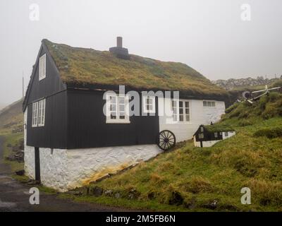 Mykines Turf überdachtes Haus mit kleinerem Modell an der Seite Stockfoto