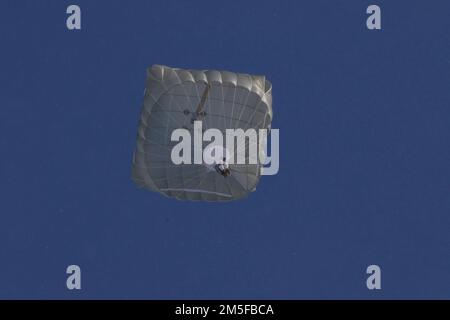 Ein Fallschirmjäger aus dem 1. Bataillon, 501. Fallschirm-Infanterie-Regiment, 4. Brigade, 25. Infanterie-Division, der US-Armee Alaska zugeteilt, springt im Rahmen einer Joint Forcible Entry Operation in der Nähe von Fort Greely, AK, März 11, per Fallschirm ins Donnelly-Trainingsgebiet. 2022 ist Teil des Joint Pacific Multinational Readiness Center 22-02. JPMRC 22-02, ausgeführt in Alaska mit seinen erstklassigen Trainingseinrichtungen und der rauen arktischen Umgebung, baut Soldaten und Anführer zu einem Team aus erfahrenen, harten, aufmerksamen und anpassungsfähigen Kriegern zusammen, die überall kämpfen und gewinnen können. (Staff Sergeant Christus. Stockfoto