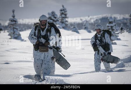 Mitglieder des Bataillons 3., Royal 22e Régiment Canadian Army, wandern zum Rallyepunkt, um an der Übung Joint Pacific Multinal Readiness Center 22-02 teilzunehmen, die am 12. März 2022 im Trainingsgebiet Fort Greenly Alaska USA stattfand, nachdem sie einen Fallschirmsprung von einem C-130-Flugzeug durchgeführt hatten. Bitte Kredit Meister Sailor Dan Bard Canadian Forces Combat Camera Stockfoto