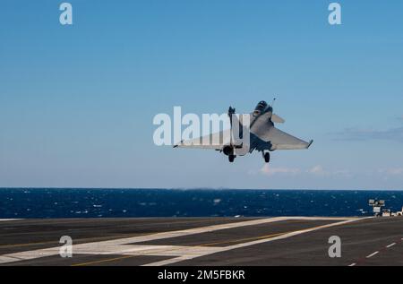 220311-N-ZE328-1389 IONISCHES MEER (11. März 2022) Ein französisches Rafale F-3R startet vom Cockpit des Flugzeugträgers der Nimitz-Klasse USS Harry S. Truman (CVN 75), 11. März 2022. Die Harry S. Truman Carrier Strike Group befindet sich in einem geplanten Einsatz in den USA Sechster Flottenbereich zur Unterstützung der Interessen der USA, Verbündeten und Partner in Europa und Afrika. Stockfoto