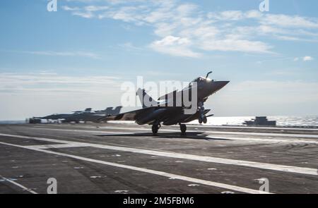 220311-N-ZE328-1409 IONISCHES MEER (11. März 2022) Ein französisches Rafale F-3R führt auf dem Cockpit des Flugzeugträgers der Nimitz-Klasse USS Harry S. Truman (CVN 75), 11. März 2022, ein Touch-and-Go durch. Die Harry S. Truman Carrier Strike Group befindet sich in einem geplanten Einsatz in den USA Sechster Flottenbereich zur Unterstützung der Interessen der USA, Verbündeten und Partner in Europa und Afrika. Stockfoto