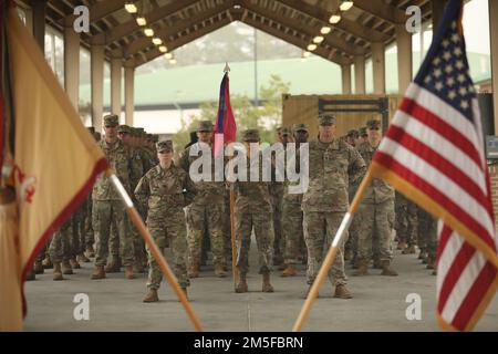 Soldaten der Bravo Company, 87. Division Sustainment Support Battalion, 3. Division Sustainment Brigade, 3. Infanterie Division, stehen während ihrer Dislozierungszeremonie in Fort Stewart, Georgia, 11. März 2022 in Formation. Die Soldaten aus Fort Stewart werden nach Europa reisen, um die NATO-Verbündeten zu beruhigen, russische Aggressionen abzuschrecken und bereit zu sein, eine Reihe anderer Bedürfnisse in der Region zu unterstützen. Stockfoto