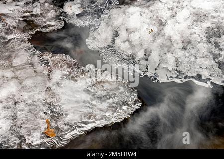 Abstrakte Eismuster am Rockhouse Creek – Pisgah National Forest, in der Nähe von Brevard, North Carolina, USA Stockfoto