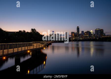 Ein wunderschöner Blick auf die Skyline von TX bei Sonnenuntergang von der Promenade rund um den Town Lake in Austin Stockfoto