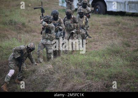 USA Armeesoldaten von Kompanie C, 2. Bataillon, 27. Infanterie-Regiment, 3. Infanterie-Kampfteam, 25. Infanterie-Division, begeben sich während einer urbanen Geländeübung zur Unterstützung von Salaknib in Fort Magsaysay, Nueva Ecija, Philippinen, 11. März 2022 zum nächsten Ziel. Fast 1.100 US-Dollar Soldaten der pazifischen Armee beteiligen sich in Salaknib zusammen mit ihren philippinischen Pendants an der Verbesserung der Interoperabilität und der Stärkung unserer Partnerschaft im gesamten indo-pazifischen Raum. (USA Militärfoto: SPC Joshua Oller/28. Public Affairs) Stockfoto