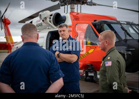 Küstenwache New Orleans und Küstenwache Bezirk 8. Mitarbeiter sind Gastgeber von ADM Karl Schultz, Kommandant der Küstenwache, am 11. März 2022 in der Küstenwache Air Station New Orleans in New Orleans. Schultz nahm an einem Überflug Teil, einem Mittagessen als Juniormitglied und einem Gespräch mit dem Kommandanten der Air Station New Orleans über ihren Übergang zu einer neuen Hubschrauberflugzeugzelle. Stockfoto