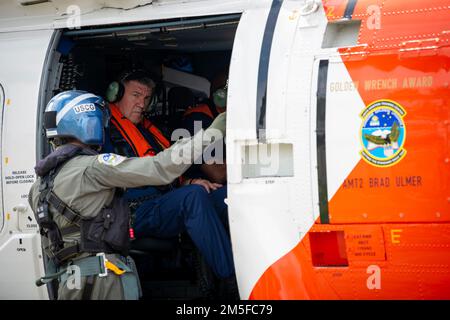 Küstenwache New Orleans und Küstenwache Bezirk 8. Mitarbeiter sind Gastgeber von ADM Karl Schultz, Kommandant der Küstenwache, am 11. März 2022 in der Küstenwache Air Station New Orleans in New Orleans. Schultz nahm an einem Überflug Teil, einem Mittagessen als Juniormitglied und einem Gespräch mit dem Kommandanten der Air Station New Orleans über ihren Übergang zu einer neuen Hubschrauberflugzeugzelle. Stockfoto