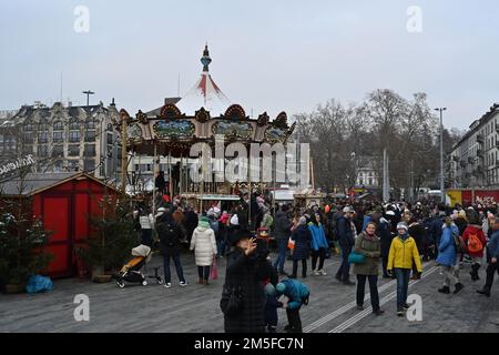 Der Weihnachtsmarkt in Zürich befindet sich vor dem Opernhaus Bellevue. Stockfoto