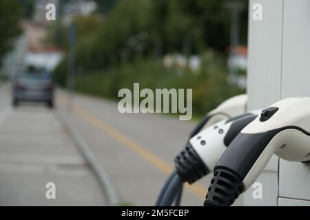 Die Ladestation für Elektroautos mit vier Ladeanschlüssen befindet sich in der Straße. Stockfoto