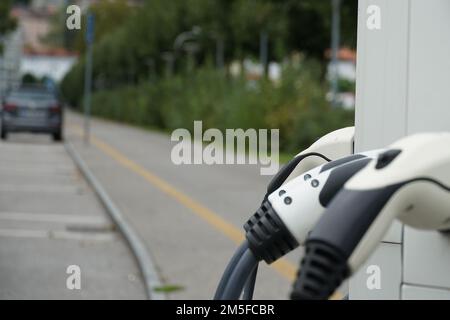 Die Ladestation für Elektroautos mit vier Ladeanschlüssen befindet sich in der Straße. Stockfoto