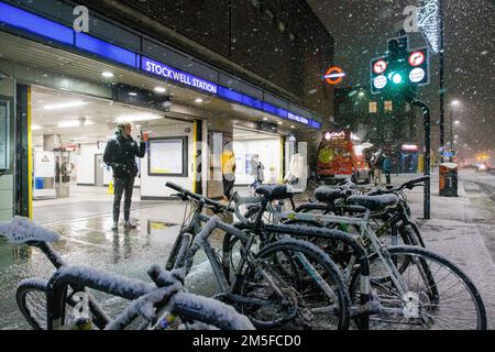 Vor der U-Bahn-Station Stockwell im Südwesten Londons fällt Schnee auf den Fahrrädern, während die Hauptstadt und viele der U-Bahn-Stationen nicht vorhergesagt sind Stockfoto