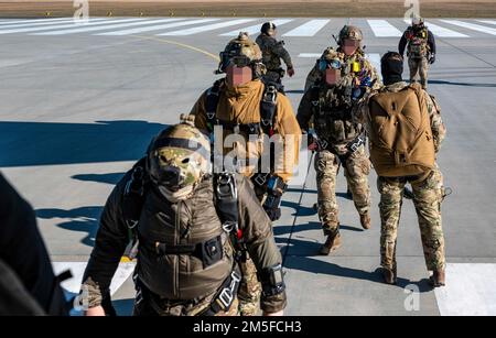 EIN US-AMERIKANISCHER Army Special Forces Operator High Fives USA Spezialtaktiker und polnische Spezialeinsatzkräfte vor einem militärischen freien Sturzsprung aus den USA Air Force MC-130J Commando II, dem 352d. Spezialeinsatzflügel in Polen zugewiesen, 11. März 2022. Das US-Sondereinsatzkommando Europa ist bereit und strategisch positioniert, um die NATO-Alliierten und -Partner rasch zu unterstützen und sich gegen jede Aggression zu verteidigen, um die Stabilität und Sicherheit in Europa aufrechtzuerhalten. Stockfoto