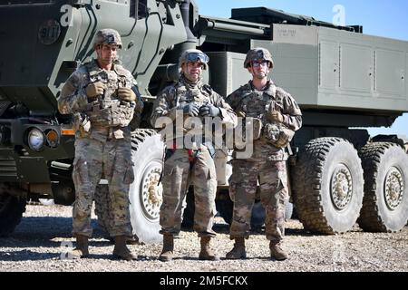 USA Soldaten des 3. Bataillons, 321. Artillerie-Regiment beantworten Interviewfragen nach einer kombinierten Feuerübung mit der 41. Artillerie-Brigade auf dem Grafenwoehr-Trainingsgelände des 7. Artillerie-Ausbildungskommandos, Deutschland, 11. März 2022. Der 3-321 ist AM 28. Februar in Deutschland eingetroffen und hat bereits in weniger als zwei Wochen Feuergefeuer auf ihren M142 High Mobility Artillery Raketensystemen durchgeführt, die aus den vorinstallierten Artillerie-Beständen in Deutschland stammen. Stockfoto