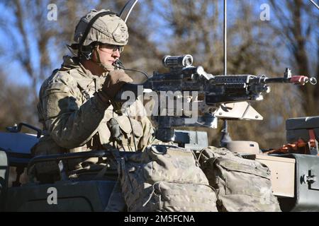 EIN US-AMERIKANISCHER Soldat mit der 41. Artillerie-Brigade betreibt die M240 Maschinenpistole auf einem M270-mm-Raketensystem mit mehreren Startern auf dem Grafenwoehr-Trainingsgelände des 7. Armeeausbildungskommandos, Deutschland, 11. März 2022. Die Stationierung der US-Streitkräfte hier ist eine umsichtige Maßnahme, die die kollektiven Ziele der NATO zur Kriegsprävention, die Verteidigungsorientierung und das Engagement zum Schutz aller Verbündeten untermauert. Stockfoto