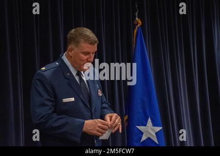 Major Donny Crandell, Kaplan des 152. Luftwaffenflügels, führt die Berufung auf Major Robert Kolvets Beförderung zum Oberstleutnant Friday durch. 11. März 2022 auf der Luftwaffenbasis Nevada in Reno, Nevada Stockfoto