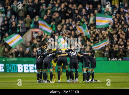 28. Dezember 2022; Easter Road, Edinburgh, Schottland: Scottish Premiership Football, Hibernian versus Celtic; Celtic Huddle Stockfoto