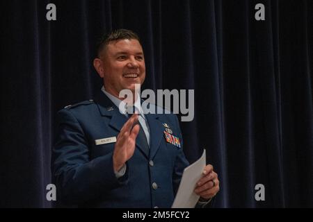 Oberstleutnant Robert Kolvet spricht am Freitag während seiner Beförderungszeremonie. 11. März 2022 auf der Luftwaffenbasis Nevada in Reno, Nevada Stockfoto