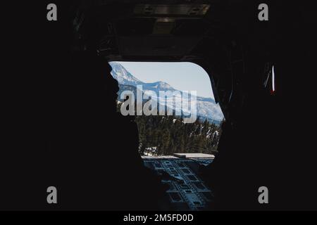 Flieger des 152. Luftwaffenflügels, Nevada Air Nation Guard, fliegen auf einem US-Luftschiff Army CH-47 Chinook Hubschrauber über Lake Tahoe, Nevada, 11. März 2022. Als Belohnung für ihre harte Arbeit und ihr Engagement wurden über 20 Airmen aus der ganzen Basis ausgewählt, um mit hochrangigen Führungskräften aus dem gemeinsamen Hauptquartier auf dem Chinook zu reiten. Stockfoto