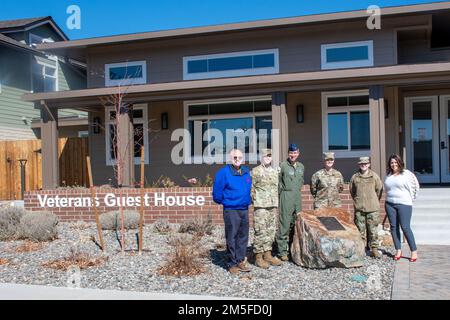 Fred Barton, Leiter des Flugpersonals und der Familienprogramme, Chief Master Sgt. Jeffrey Linton, 152. Airlift Wing Command Chief, Oberst Jeremy Ford, Wing Commander des 152. Airlift Wing, Senior Master Sgt. Jessica Stewart, Public Health für 152. Medical Group, Staff Sgt. Naomi Munch-LaClare, Public Health für 152. Medical Group und Sylvia DuBeau, Chief Executive Officer des Veteran's Guest House am 11. März 2022 in Reno, Nevada, nach einer Besichtigung der Einrichtung. Ford hat den Wunsch, bessere kommunale Beziehungen mit lokalen Einrichtungen wie dem Veteran's Guest House aufzubauen. Das Gästehaus stellt Veteranen zur Verfügung Stockfoto