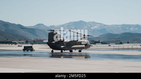 Ein Hubschrauber der Nevada Air National Guard CH-47 Chinook bereitet sich auf den Abflug vom Luftwaffenstützpunkt Nevada, Reno, Nevada, am 11. März 2022 vor. Die Chinook-Crew flog Airmen von der Nevada Air National Guard und leitende Anführer des gemeinsamen Hauptquartiers rund um Lake Tahoe und um die Gegend um Reno-Tahoe. Stockfoto