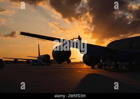 Tampa, Florida, USA. 13. Dezember 2022. USA Air Force Airman 1. Class Joseph Garland, 6. Aircraft Maintenance Squadron Crew Chief, wartet ein Hydraulikreservoir auf dem Flügel eines KC-135 Stratotanker Flugzeugs, das dem 6. Air Tanken Flügel auf dem MacDill Air Force Base, Florida, Dezember zugewiesen ist. 13, 2022. Das Hydrauliksystem KC-135 ermöglicht die ordnungsgemäße Funktion verschiedener Komponenten des Flugzeugs, wie z. B. Klappen, Ruder und Ausleger. Kredit: USA Air Force/ZUMA Press Wire Service/ZUMAPRESS.com/Alamy Live News Stockfoto