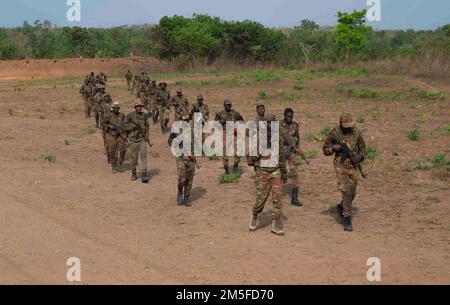 Ein Zug beninesischer Soldaten des 1. Kommando-Parachutentataillons geht während des gemeinsamen kombinierten Austauschtrainings (JCET) in Ouassa, Afrika, am 11. März 2022 zu einer unkonventionellen Sprengstoffleine (IED). Das Engagement der USA bringt beiderseitigen Nutzen, hält internationale Normen ein und behandelt Partner als gleichberechtigt. Stockfoto