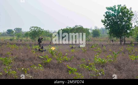 Ein Zug beninesischer Soldaten des 1. Kommando-Parachutentataillons erwiderte das Feuer während des Hinterhalt-Trainings in Ouassa, Afrika, am 11. März 2022. Das Engagement der USA bringt beiderseitigen Nutzen, hält internationale Normen ein und behandelt Partner als gleichberechtigt. Stockfoto