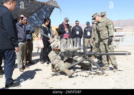 Soldaten des 11. Panzerkavallerie-Regiments zeigen lokale medizinische Führungskräfte ein m2 .50 Kaliber Maschinengewehr am 11. März, während des Weed Army Community Hospital's Leadership Summit in Fort Irwin, Kalifornien (Foto: Kimberly Hackbarth/Weed Ach Public Affairs Office) Stockfoto