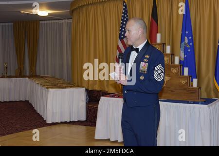 Generalstabschef der Air Force James A. Roy, der 16. als CMSAF tätig war, spricht auf der Hauptanerkennungszeremonie am Militärkomplex Vogelweh, Deutschland, am 11. März 2022. Roy, der 1982 in die Air Force eintrat und von 2009 bis zu seinem Ruhestand im Jahr 2013 als CMSAF tätig war, besuchte vor kurzem Ramstein und war Gastredner bei der Chief Recognition Ceremony, um den neuen Chefs zu gratulieren. Stockfoto