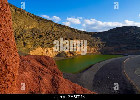 Charco de Los Clicos - der grüne See im Krater auf der vulkanischen Insel Lanzarote am schwarzen Sandstrand, Kanarische Inseln, Spanien Stockfoto