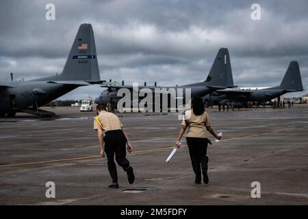 Studenten des Junior Reserve Officer Training Corps (ROTC) erkunden statische Schauflugzeuge während Sapphire 2022, Naval Air Station Pensacola, Florida, 11. März 2022. Sapphire 2022 feiert sein 45.-jähriges Jubiläum der Combat Systems Officer Community, die in den USA Geschlechts- und Rassenbarrieren überwindet Die Luftwaffe. Stockfoto