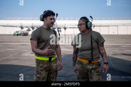 USA Air Force Tech. Sgts. Derek Simkins (links) und Diandra Sims, 6. Aircraft Maintenance Squadron Flying Crew Chiefs diskutieren einen Plan, um einen KC-135 Stratotanker, der der MacDill Air Force Base, Florida, am Naval Air Station Pensacola, Florida, am 11. März 2022 zugeteilt wurde, zu entleeren. Das Team rationalisierte das Gewicht und die Länge der Landebahn des Flugzeugs, um die aus den Treibstofftanks des Flugzeugs zu entfernende Treibstoffmenge zu bestimmen. Stockfoto