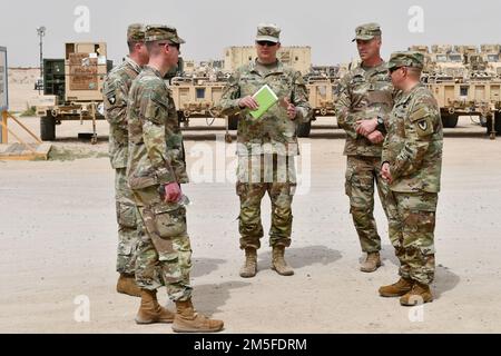 Oberst Patrick J. McClelland, Befehlshaber, 401. Army Field Support Brigade, Briefe Brig. General Lance G. Curtis, Stellvertretender General, 1. Theater Sustainment Command, während der Auflage auf dem Schlachtfeld in Camp Arifjan, Kuwait, 11. März 2022. Curtis besichtigte die Einrichtungen der Einheit und erkannte Soldaten für ihre Exzellenz an. Stockfoto