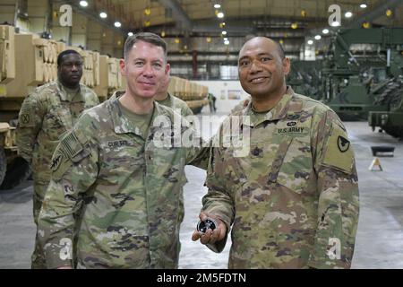 Brigg. General Lance G. Curtis, Stellvertretender General, 1. Theater Sustainment Command, posiert mit Master Sgt. Vakapuna Foketi, einem Soldat, der der 401. Armee-Feldbrigade zugeteilt wurde, nachdem er ihm während der Auflage auf dem Schlachtfeld in Camp Arifjan, Kuwait, am 11. März 2022 eine hervorragende Münze überreichte. Curtis besichtigte die Einrichtungen der Einheit und erkannte Soldaten für ihre Exzellenz an. Stockfoto