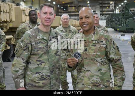 Brigg. General Lance G. Curtis, stellvertretender General, 1. Theater Sustainment Command, posiert mit Sergeant 1. Class Charles Smith, einem Soldat, der 401. Army Field Support Brigade zugeteilt wurde, nachdem er ihm eine Münze für seine Exzellenz auf dem Schlachtfeld in Camp Arifjan, Kuwait, am 11. März 2022 überreichte. Curtis besichtigte die Einrichtungen der Einheit und erkannte Soldaten für ihre Exzellenz an. Stockfoto