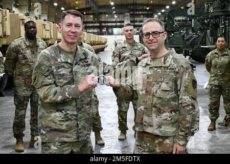 Brigg. General Lance G. Curtis, stellvertretender General, 1. Theater Sustainment Command, posiert mit Major Richard T. Corcoran, einem Soldat, der der 408. Vertragsunterstützungsbrigade zugeteilt wurde, nachdem er ihm eine Münze für Spitzenleistungen während der Auflage auf dem Schlachtfeld in Camp Arifjan, Kuwait, am 11. März 2022 überreichte. Curtis besuchte 401. Einrichtungen der Army Field Support Brigade und anerkannte Soldaten für ihre Exzellenz. Stockfoto