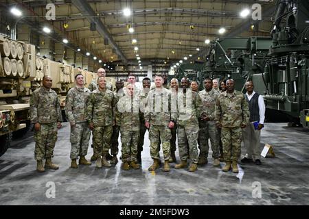 Brigg. General Lance G. Curtis, Stellvertretender General, 1. Theater Sustainment Command, posiert mit Soldaten und Abteilung der Zivilbevölkerung der Armee, die der 401. Army Field Support Brigade während der Auflage auf dem Schlachtfeld in Camp Arifjan, Kuwait, am 11. März 2022 zugeteilt wurde. Curtis besichtigte die Einrichtungen der Einheit und erkannte Soldaten für ihre Exzellenz an. Stockfoto