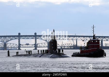 18. Dezember 2022 - Groton; New London, Connecticut, USA - die USS South Dakota (SSN 790) durchquert die Themse während einer Homecoming-Veranstaltung am Naval Submarine Base New London in Groton, Conn., Dezember. 18. South Dakota kehrte nach einem fünfmonatigen Einsatz zur Unterstützung der maritimen Strategie des Leiters der Marineeinsätze zum Homeport zurück. Das U-Boot USS South Dakota der Virginia-Klasse und seine Crew operieren unter dem Submarine Squadron (SUBRON) FOUR. Seine Hauptaufgabe ist es, Angriffs-U-Boote bereitzustellen, die bereit, willens und in der Lage sind, die einzigartigen Herausforderungen des Unterwasserkampfes und des Absturzes zu meistern Stockfoto