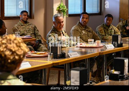 SEAC Ramón Colón-López, Senior Enlisted Advisor des Vorsitzenden der Stabschefs, spricht während seines zweitägigen Besuchs auf dem Luftwaffenstützpunkt Kirtland, N.M., vom 10. Bis 11. März 2022 mit Junior Enlisted Airmen während des Frühstücks. Der Besuch der SEAC bestand darin, mit Airmen zusammenzuarbeiten, seine Führungsphilosophie zu teilen, Einblicke in die aktuellen weltweiten Ereignisse zu geben und neue Verbesserungen in der professionellen militärischen Ausbildung zu erzielen. Stockfoto
