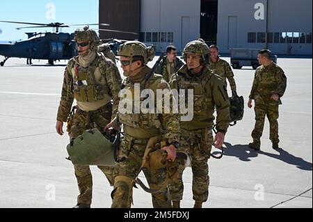 SEAC Ramón Colón-López, Senior Enlisted Advisor des Vorsitzenden der Stabschefs, trägt während eines zweitägigen Besuchs auf dem Luftwaffenstützpunkt Kirtland, N.M., vom 10. Bis 11. März 58. 2022 einen Wurf bei sich. Der Besuch der SEAC bestand darin, mit Airmen zusammenzuarbeiten, seine Führungsphilosophie zu teilen, Einblicke in die aktuellen weltweiten Ereignisse zu geben und neue Verbesserungen in der professionellen militärischen Ausbildung zu erzielen. Stockfoto