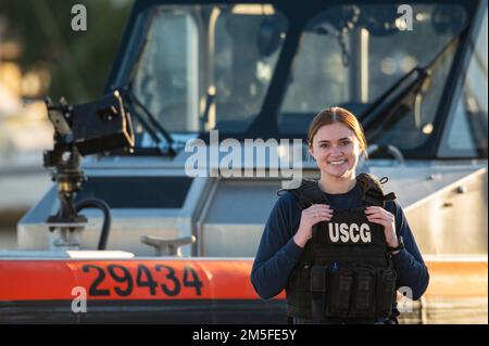 Petty Officer 3. Class Alexandra Souza, ein Spezialist für die Strafverfolgung im Seeverkehr, stationiert im Maritime Safety and Security Team (MSST) San Francisco (91105), posiert für ein Umweltporträt auf der Küstenwache Basis Alameda, Kalifornien, 11. März 2022. „Am besten gefallen mir am MSST die Möglichkeiten, die den Mitgliedern zur Verfügung stehen“, so Souza. „Ich konnte mehrere „C“-Schulen besuchen, um mein Wissen zu erweitern, und es gibt so viele Möglichkeiten innerhalb des Referats, eine Führungsposition einzunehmen.“ Stockfoto