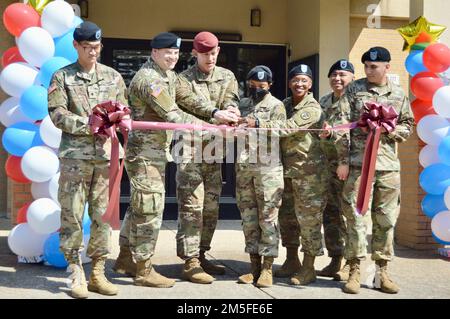 Brigg. Gen. David Doyle, General des Joint Readiness Training Center und Fort Polk, Louisiana, schloss sich der Einrichtung Dental Health Commander, Oberst Anita Kimbrough, Major Matthew Massey und SPC. Brianna Easley an, um am 11. März eine Zeremonie zum Schleifenschnitt und zur großen Wiedereröffnung der Chesser Dental Clinic zu veranstalten. Stockfoto