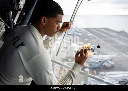 Adria. 18. Dezember 2022. Aviation Boatswains Mate Airman Nathanael Nicholas, dem Flugzeugträger der Nimitz-Klasse USS George H.W. zugeteilt Bush (CVN 77), Records Aircraft Landing, Dezember. 18, 2022. Die George H.W. Die Bush Carrier Strike Group ist in den USA stationiert Marinestreitkräfte Europa Einsatzgebiet, angestellt von den USA Sechste Flotte, die die Interessen der USA, Verbündeten und Partner verteidigt. Kredit: USA Navy/ZUMA Press Wire Service/ZUMAPRESS.com/Alamy Live News Stockfoto