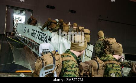 USA Marines begeben sich auf die HNLMS Rotterdam während der Übung Cold Response 2022, Trondheim, Norwegen, 11. März 2022. Die Marines sind dem 3. Bataillon, dem 6. Marineregiment, der 2D. Division, der 2. Marine Expeditionstruppe zugeteilt. Übung Cold Response '22 ist eine alle zwei Jahre stattfindende norwegische nationale Bereitschafts- und Verteidigungsübung, die in ganz Norwegen stattfindet, unter Beteiligung jedes seiner Militärdienste sowie von 26 weiteren alliierten Nationen und regionalen Partnern der Nordatlantikvertrags-Organisation (NATO). Stockfoto