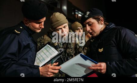 USA Marine Corps CPL. Phoenix Mikell, Center, meldet sich bei Royal Netherlands Navy Seaman 1. Class Nick Visser, Left, und CPL. Amber De Keijzer, rechts, während der HNLMS Rotterdam während der Exercise Cold Response 2022, Trondheim, Norwegen, 11. März 2022. Mikell ist ein Motortransportunternehmen, das dem 3. Bataillon, dem 6. Marineregiment, der 2D. Marine Division, der II Marine Expeditionary Force, Visser und Keijzer zugeteilt ist und Besatzungsmitglieder der HNLMS Rotterdam ist. Übung Cold Response '22 ist eine alle zwei Jahre stattfindende norwegische nationale Bereitschafts- und Verteidigungsübung, die in ganz Norwegen mit Partizipati stattfindet Stockfoto