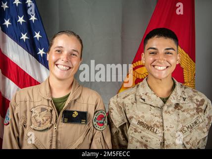 CAMP LEMONNIER, Dschibuti (11. März 2022) USA Marinekorps Sergeant Madeline Pass und Said Lance CPL. Madison Birdwell, Marines, die derzeit der Marine Medium Tiltrotor Squadron 161 (VMM-161) zugeteilt sind, im Camp Lemonnier in Dschibuti, machen ein Foto, nachdem sie ein Interview über den Women's History Month gegeben haben. Stockfoto